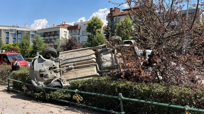 Eskişehir’de kontrolden çıkan araç yeşil alana devrildi: Sürücü araçta sıkıştı